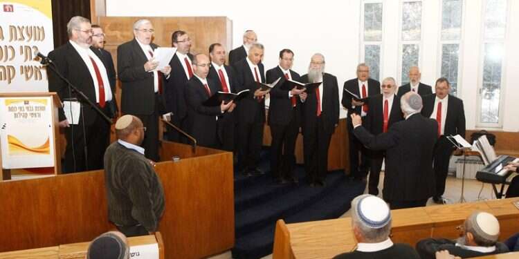 מקהלה בבית העלמין: תלמידיו של המנצח נפרדו ממנו בשירה