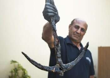 העוגן שנמצא בצלילה. צילום: יולי שוורץ, רשות העתיקות צוללן החזיר לרשות העתיקות ממצא נדיר בן 1,700 שנה שמצא בקרקעית הים