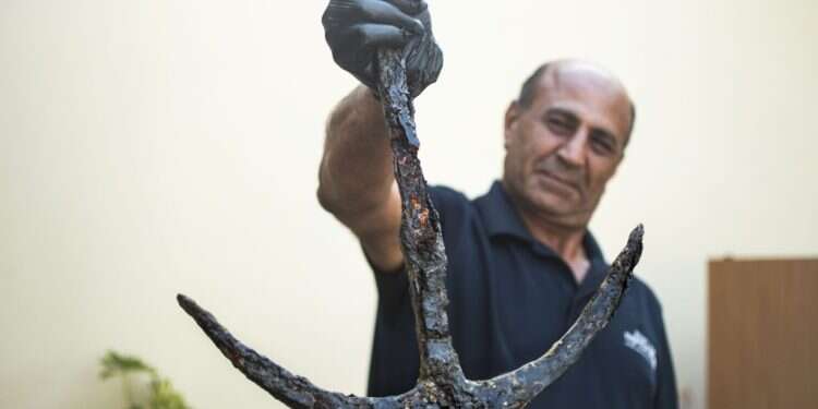 צוללן החזיר לרשות העתיקות ממצא נדיר בן 1,700 שנה שמצא בקרקעית הים