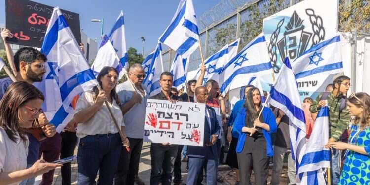 ההפגנה מול כלא מעשיהו. צילום: יוסי אלוני "אני לא מכירה מישהו שהצביע ל'יש עתיד' ומוכן להסתובב בקניון ליד מחבל משוחרר"