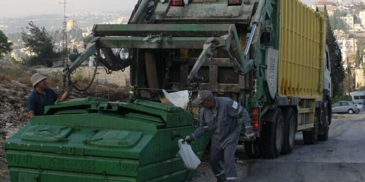 פועלי ניקיון בירושלים, אילוסטרציה, למצולמים אין קשר לכתבה. צילום: קובי גדעון פנייה למשטרה: ערבי היכה אישה בסטירות ואגרופים מול בנותיה הקטנות – ועדיין לא נעצר