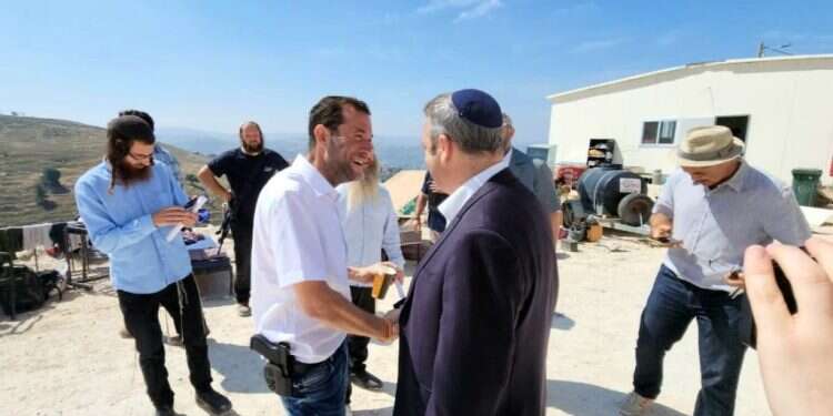 קריב ודגן בחומש. צילום: רועי חדי אורח מפתיע: ח"כ גלעד קריב ממפלגת העבודה ביקר בחומש