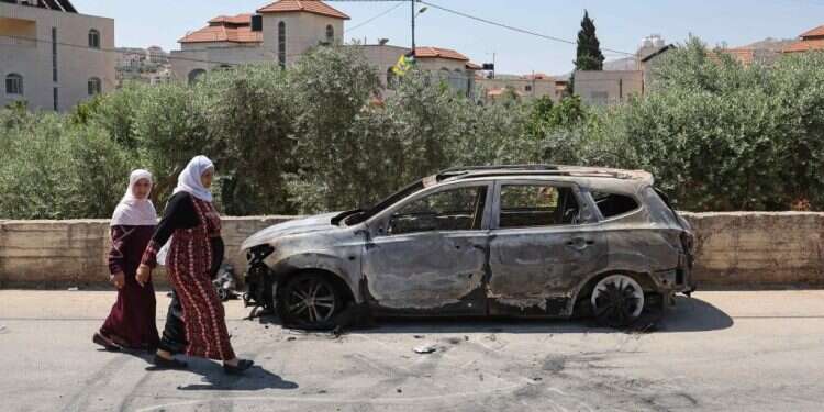 רכב שהוצת בכפר תורמוס־עייא, יוני 23'. צילום: איי.אף.פי רק נזק: ניתוח מעשי נקמה בפלסטינים מעלים שאין בהם תועלת הרתעתית