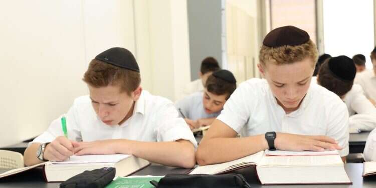 תלמידי הישיבה התיכונית  "החרדיות המודרנית זקוקה לבסיס אידיאולוגי"