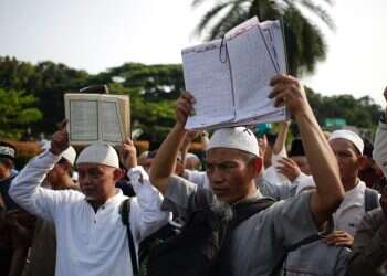 הפגנות ברחבי העולם. מפגינים באינדונזיה נגד שריפת הקוראן בשוודיה. צילום: EPA חשש בשוודיה: לאחר שריפת הקוראן, יינתן אישור לשריפת ספר תורה כאקט הפגנתי