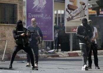 מחבלים בג'נין. צילום: EPA מבצע "בית וגן": הכוחות השתלטו על המסגד, שבו נמצאו בורות אמל"ח