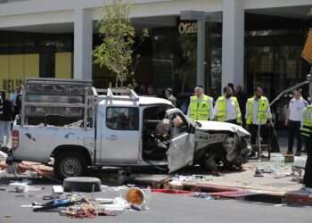 זירת הפיגוע בתל אביב, היום צילום: EPA מעלי עד ת"א: הפיגועים שהסתיימו בזכות נשק בידי אזרחים