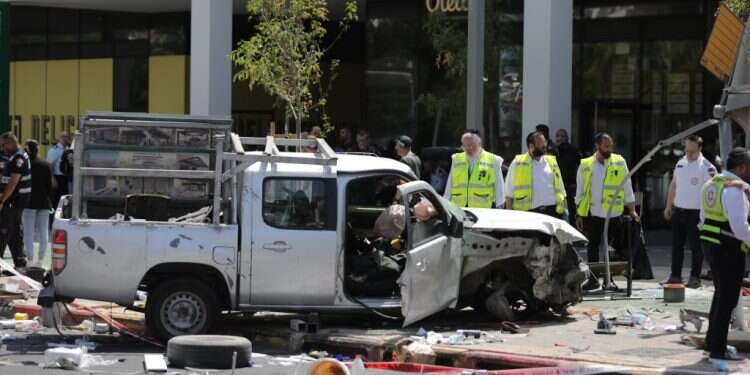 זירת הפיגוע בתל אביב, היום צילום: EPA מעלי עד ת"א: הפיגועים שהסתיימו בזכות נשק בידי אזרחים