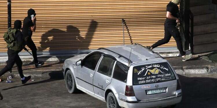 חמושים פלסטינים בג'ניו, אתמול. צילום: EPA התרחיש הקבוע: בארגוני הטרור מציירים תמונת ניצחון בניגוד גמור למציאות