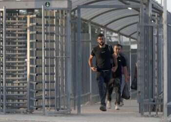 נבדק חשד כי פועלים מורשים מעזה אספו מודיעין עבור חמאס