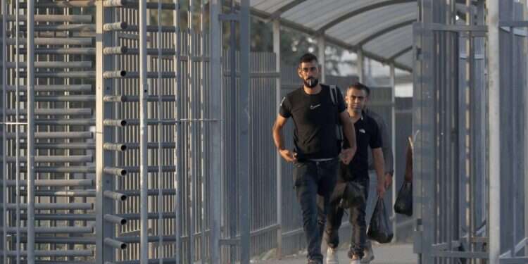 פועלים פלסטיניים במחסום ג'למה. צילום: EPA נבדק חשד כי פועלים מורשים מעזה אספו מודיעין עבור חמאס