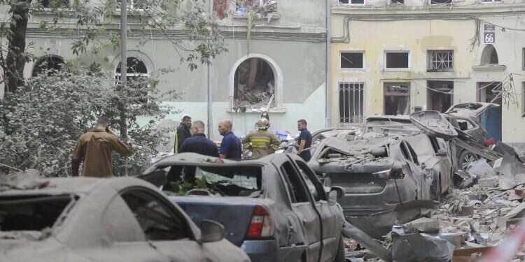 הריסות בלבוב, אוקראינה לאחר המתקפה הרוסית, הבוקר. צילום: EPA/MYKOLA TYS מתקפת טילים נדירה על אוקראינה: 4 נהרגו סמוך לגבול הפולני