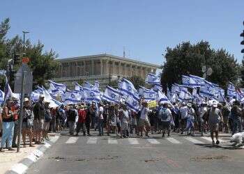 "המתקפות עליי ועל החלטותיי המקצועיות לא נובעות מסיבות ענייניות"