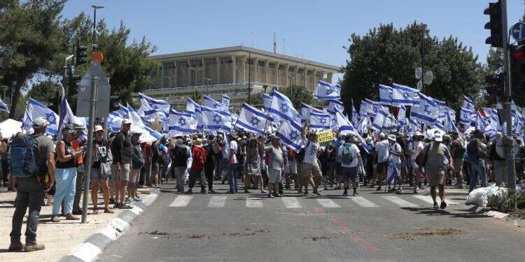 "המתקפות עליי ועל החלטותיי המקצועיות לא נובעות מסיבות ענייניות"