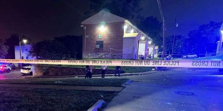 זירת הירי בבולטימור ארצות הברית. צילום: Baltimore Police via Twitter/Handout via REUTERS אירוע הירי בארה"ב: לפחות שני הרוגים ושלושה במצב אנוש