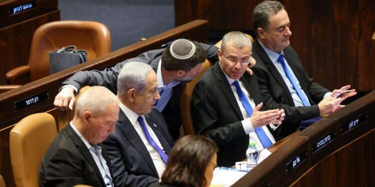 כץ, לוין, סמוטריץ', נתניהו וגלנט בהצבעה על צמצום עילת הסבירות. צילום: נועם מושקוביץ - דוברות הכנסת