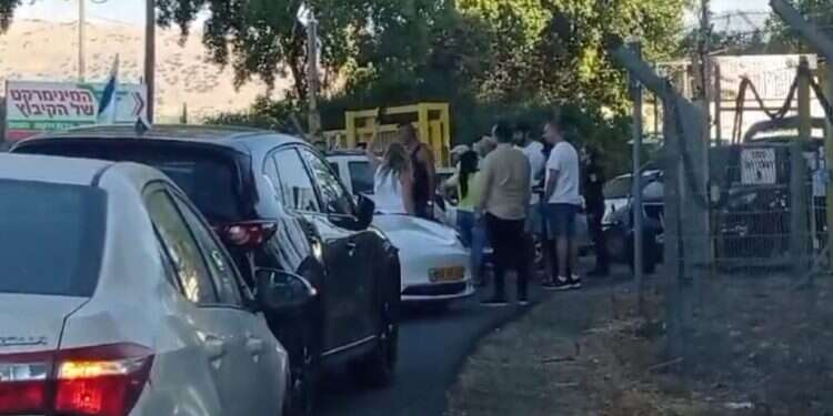 "אם מותר להם שמה, גם לנו מותר": אנשי ימין חוסמים כתגובה את הכניסה לקיבוצים