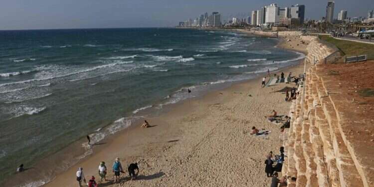 חוף תל אביב, אילוסטרציה. צילום: AFP עומסי חום במקומות שונים בארץ: תחזית מזג האוויר
