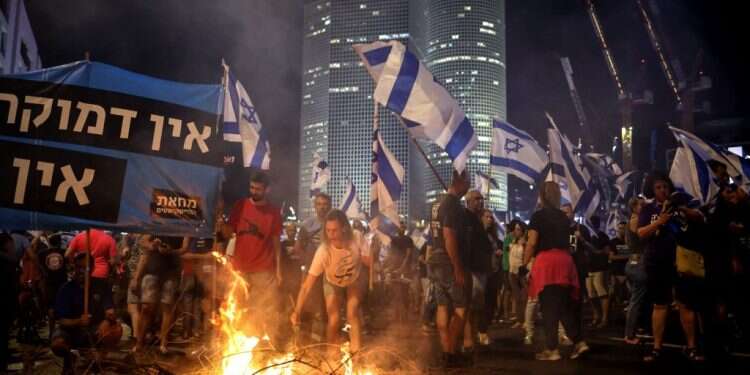 מפגינים חוסמים את איילון. צילום: AFP כשהנשיאה חיות שותקת, השופטים מרגישים מופקרים