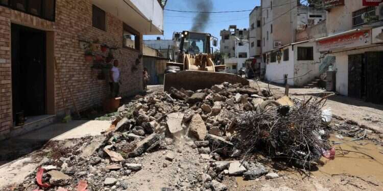 ההריסות במחנה הפליטים בג'נין. צילום: AFP גם אחרי המבצע בג‘נין: המתח בין אבו-מאזן לחמאס והג'יהאד האסלאמי רק מחריף
