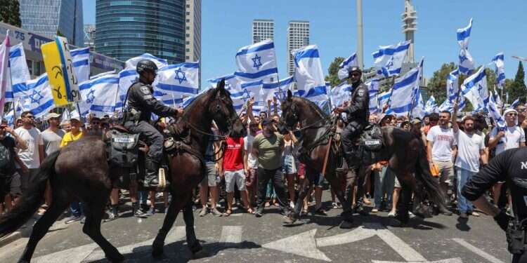 פרשים מפנים מפגינים בדרך השלום, השבוע. צילום: AFP הסיבה העיקרית להצלחת המחאה: ממשלת הימין