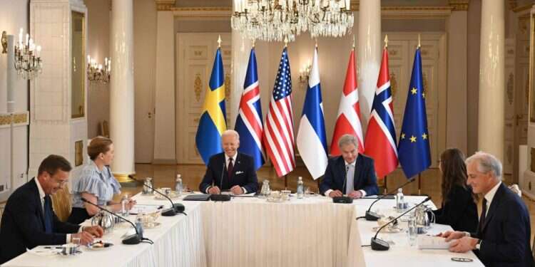 ביידן נפגש עם מנהיגי מדינות סקנדינביה בסיום פסגת נאט שעתה היפה של נאט"ו: פינלנד ושוודיה מצטרפות, משבר אמון בין טורקיה לרוסיה