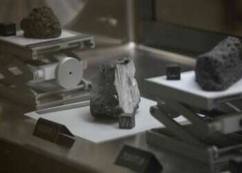 אבנים מהירח במעבדה של נאס מסע של 8 שנים: מדענים מקווים למצוא את מקור החיים על שרידי אסטרואיד