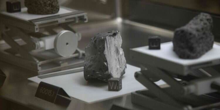 אבנים מהירח במעבדה של נאס מסע של 8 שנים: מדענים מקווים למצוא את מקור החיים על שרידי אסטרואיד