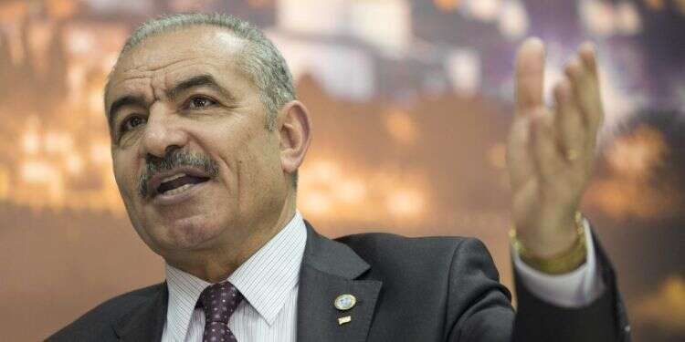 ראש הממשלה הפלסטיני מוחמד אשתיה. צילום: AP ראש הממשלה הפלסטיני על מבצע "בית וגן": "העוינות הזו מצטרפת לפשעי המתנחלים"