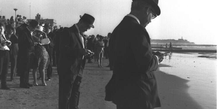 חניכי בני עקיבא התפללו עם חסידי גור, בלי הבחנה משמעותית ביניהם. מתפללים בחוף הים בתל אביב, 1970. צילום: דוד אלדן, לע