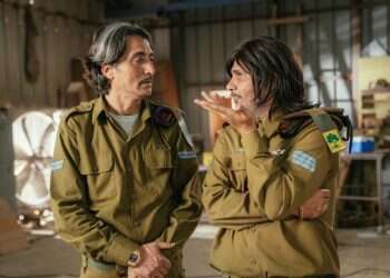 הסרט החדש של שלום אסייג הוא לא רק בריחה מהמציאות, הוא תרופת הסבתא שלה