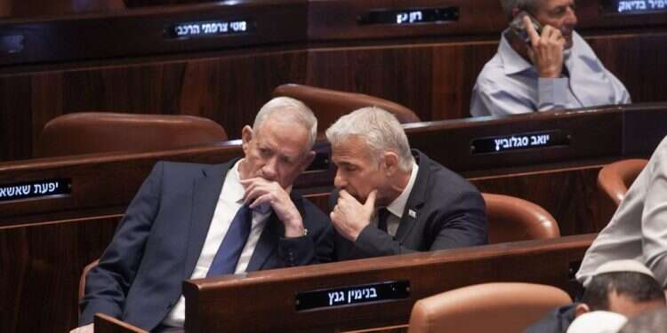 לפיד וגנץ. צילום: דני שם טוב - דוברות הכנסת "לקבוע עובדות בשטח": התוכנית של מנסור עבאס להקמת מדינה פלסטינית