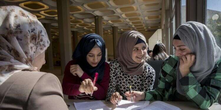סטודנטיות בקמפוס הר הצופים של האוניברסיטה העברית. צילום: נתי שוחט, פלאש 90