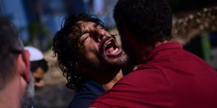 הפגנת הזדהות עם איציק סעידיאן, מתמודד הנפש שהצית את עצמו כתוצאה מפוסט טראומה, מול משרדי אגף השיקום בפתח־תקווה. צילום: תומר נאומברג, פלאש 90 "חלום שמתגשם": הכנסת אישרה הצעת חוק לתמיכה במתמודדי נפש במצבי משבר