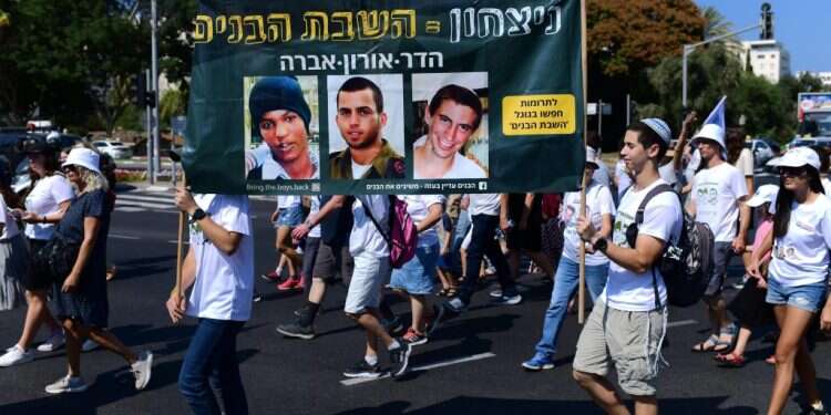 הפגנה למען השבת הבנים, 2020. צילום: תומר נויברג, פלאש 90