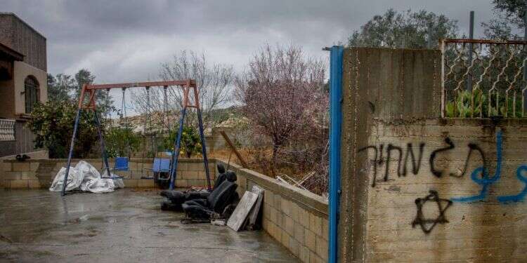 כתובת תג מחיר בכפר סלפית בשומרון, 2023. צילום: נאסר אישתיה, פלאש 90