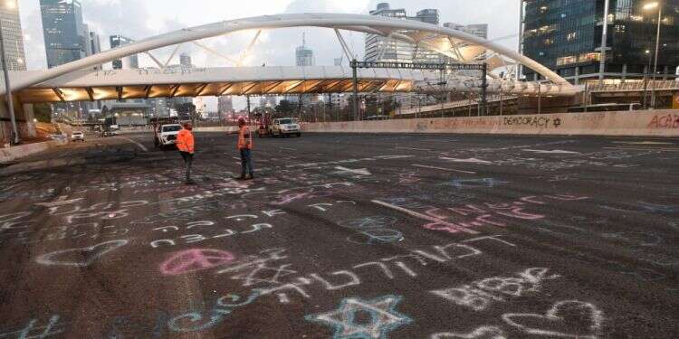 מחאה נגד הרפורמה המשפטית באיילון. צילום: אבשלום ששוני, פלאש 90 כך נראית אכיפה בררנית: השוואה בין הטיפול במתנגדי הרפורמה לבין מפגינים אחרים