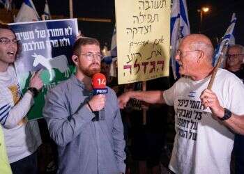 כתב ערוץ 14 עתי שלו, בסיקור הפגנת המחאה נגד הרפורמה. צילום: עומר פיכמן, פלאש 90 "דאגה לשלומם של עיתונאים בישראל": הרשות השנייה פנתה למשטרה בעקבות תקיפת כתב ערוץ 14