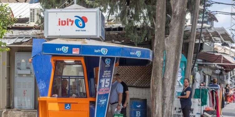 דוכן לוטו ברמלה. צילום: יוסי אלוני הסדרה החדשה של "כאן" לא באמת דרמטית או קומית – ולכן היא מוצלחת