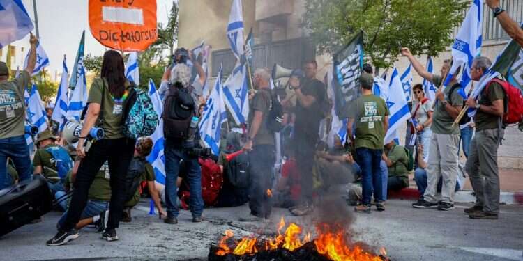 הפגנה מול ביתו של יריב לוין. צילום: יונתן שאול/פלאש 90 "העיר מודיעין שמאלנית. השוטרים לא אוכפים, רובם חלק מהמחאה"