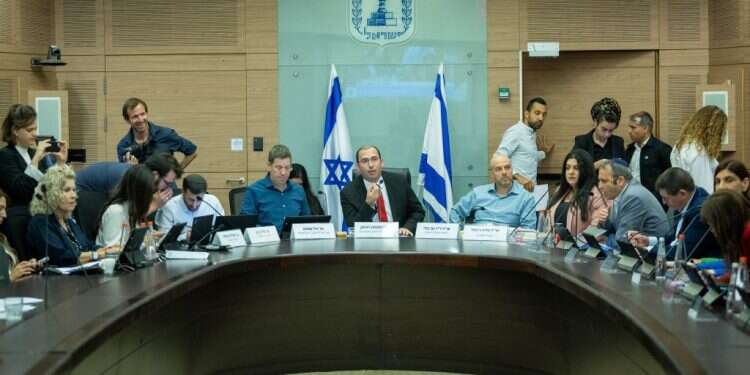 ועדת חוקה. צילום: יונתן זינדל/פלאש90 הדרך היחידה לתיקון הדמוקרטיה בישראל היא בהידברות בבית הנשיא