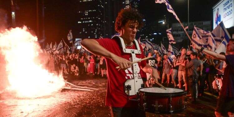 השריפה בחסימת באיילון של המוחים נגד הרפורמה המשפטית. צילום: אבשלום ששוני פלאש 90 "אני רואה מה הולך בקפלן כל שבוע, זו ההוכחה הטובה ביותר לאכיפה בררנית"