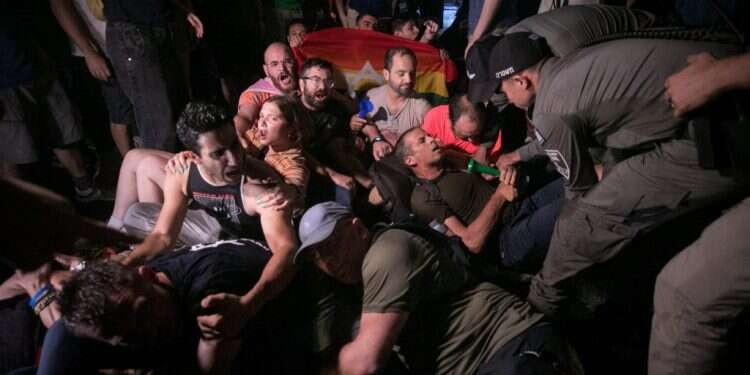 אנרכיה באיילון: מדורות במרכז הכביש, עצורים בחשד לתקיפת שוטרים