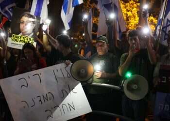 מחאה מול ביתו של שר המשפטים במודיעין, בשבוע שעבר. צילום: יונתן שאול, פלאש 90