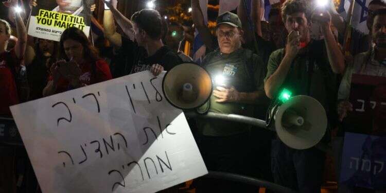 מחאה מול ביתו של שר המשפטים במודיעין, בשבוע שעבר. צילום: יונתן שאול, פלאש 90