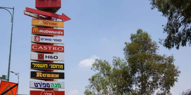 נותרה לבדה. הכניסה למתחם ביג בקריית־שמונה. צילום: אייל מרגולין, פלאש 90 ההתקפלות של ביג מלמדת שלציבור נמאס מהעירוב בין פוליטיקה לכלכלה