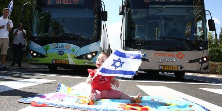 התינוקת סמוך למעבר החצייה. צילום: לירון אלמוג פלאש 90 ח"כ סוכות יצא לשוחח עם המפגינים "אסור לתת לפחד לנהל אותנו"