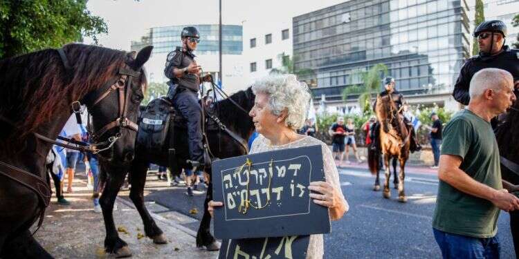 מפגינים נגד הרפורמה, ביום שלישי בתל־אביב. צילום: אבשלום שושני, פלאש 90