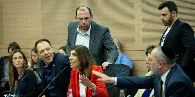 יש עתיד השתמשה בפעילי מחאה לכתיבת הסתייגויות נגד עילת הסבירות