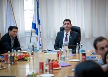 התקשורת המרכזית מלטפת את הסרבנות ומנפחת את גודל המחאה